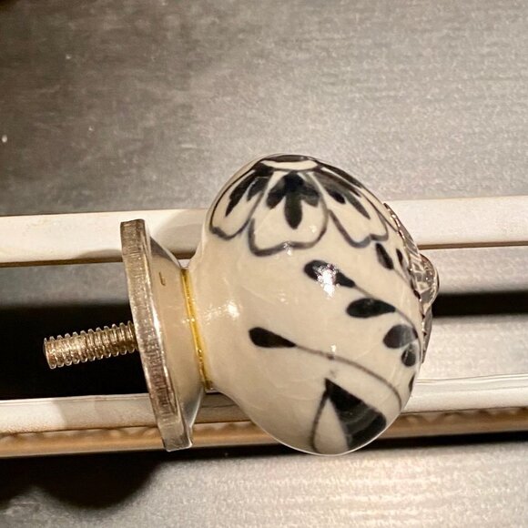 Many sets of 6 new ceramic knobs/pull black&white - Picture 4 of 7